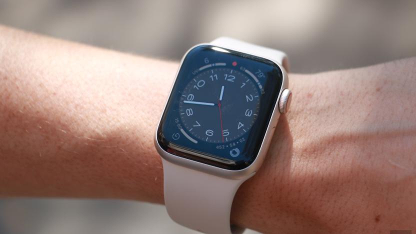 The Apple Watch SE (2022) with a starlight case and starlight band, on a person's wrist.