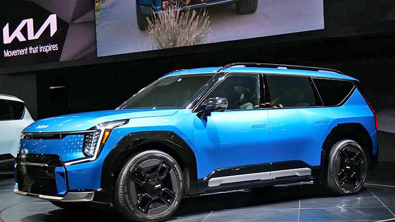 After is official reveal last month, we finally got a chance to check out the Kia EV9 in person at the New York Auto Show. 